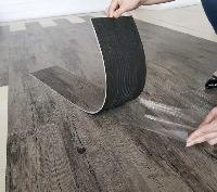 Cách thi công sàn nhựa bóc dán: Hướng dẫn chi tiết và mẹo bền lâu
