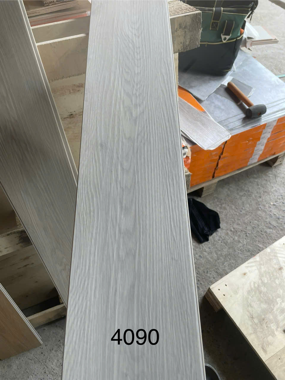 Sàn nhựa hèm khóa vân gỗ 4090