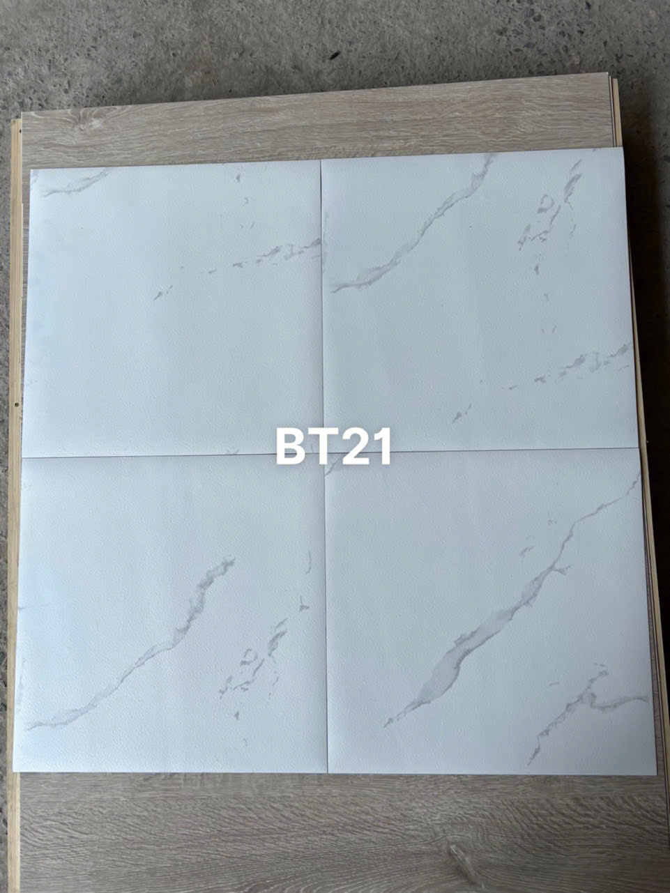 Sàn nhựa bóc dán vân đá mã BT21